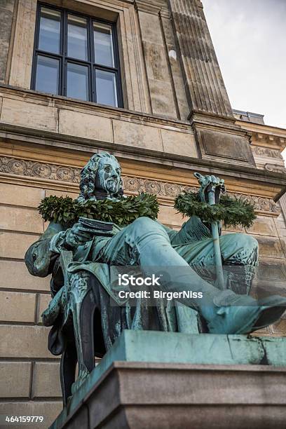 Foto de Ludvig Holberg Em Frente Ao Royal Theater e mais fotos de stock de Det Kongelige Teater - Det Kongelige Teater, Copenhague, Dinamarca