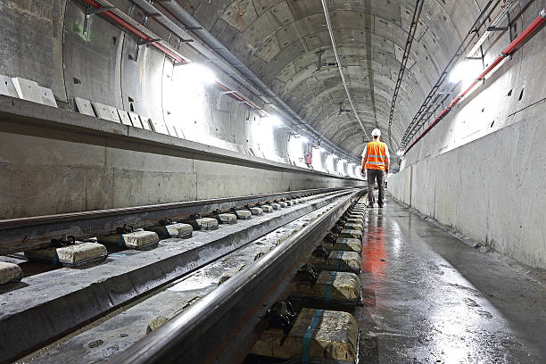 un túnel subterráneo - train tunnel fotografías e imágenes de stock