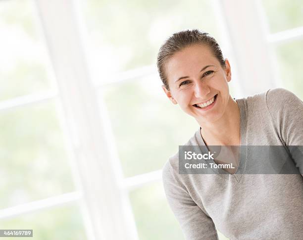 Jovem Casual Mulher A Sorrir Para A Câmara - Fotografias de stock e mais imagens de 20-29 Anos - 20-29 Anos, 25-29 Anos, Adulto