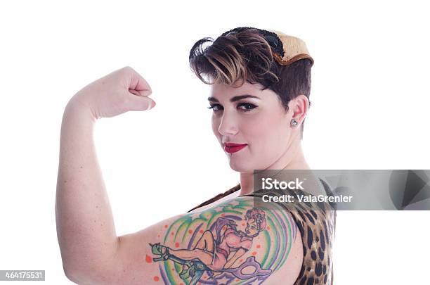 강력한 확신함 Tattooed 여자 성과향상을 촉진하는 유연한 암 1940-1949 년에 대한 스톡 사진 및 기타 이미지 - 1940-1949 년, 30-34세, 30-39세