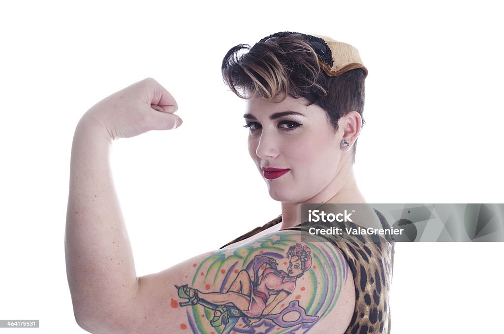 Forte confiante tattooed mulher flexionando braço. - Foto de stock de 1940-1949 royalty-free