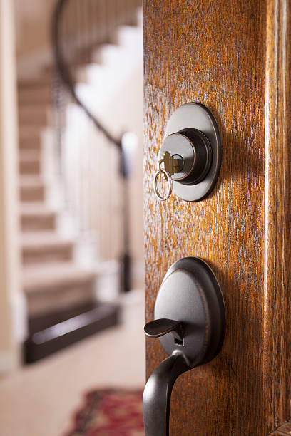 real estate, arquitectura: puerta abierta a la moderna su hogar lejos del hogar.  llave de la casa. - front door doorknob door wood fotografías e imágenes de stock