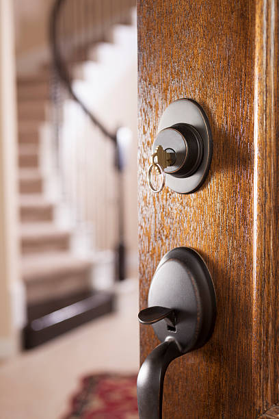 недвижимость, architecture: открытая дверь для современного дома.  ключ от дома. - front door doorknob door wood стоковые фото и изображения