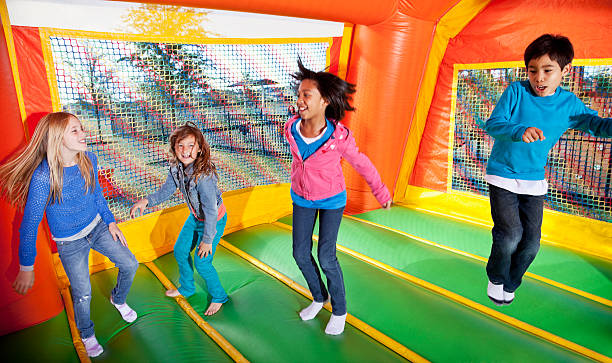 niños en la casa de rebote - bouncing fotografías e imágenes de stock