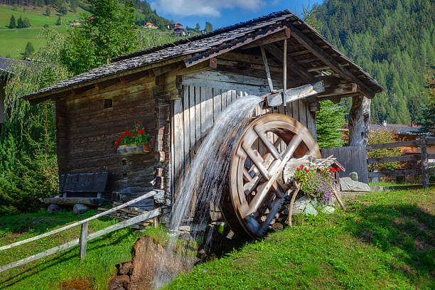 idillio mulino a acqua - water wheel foto e immagini stock