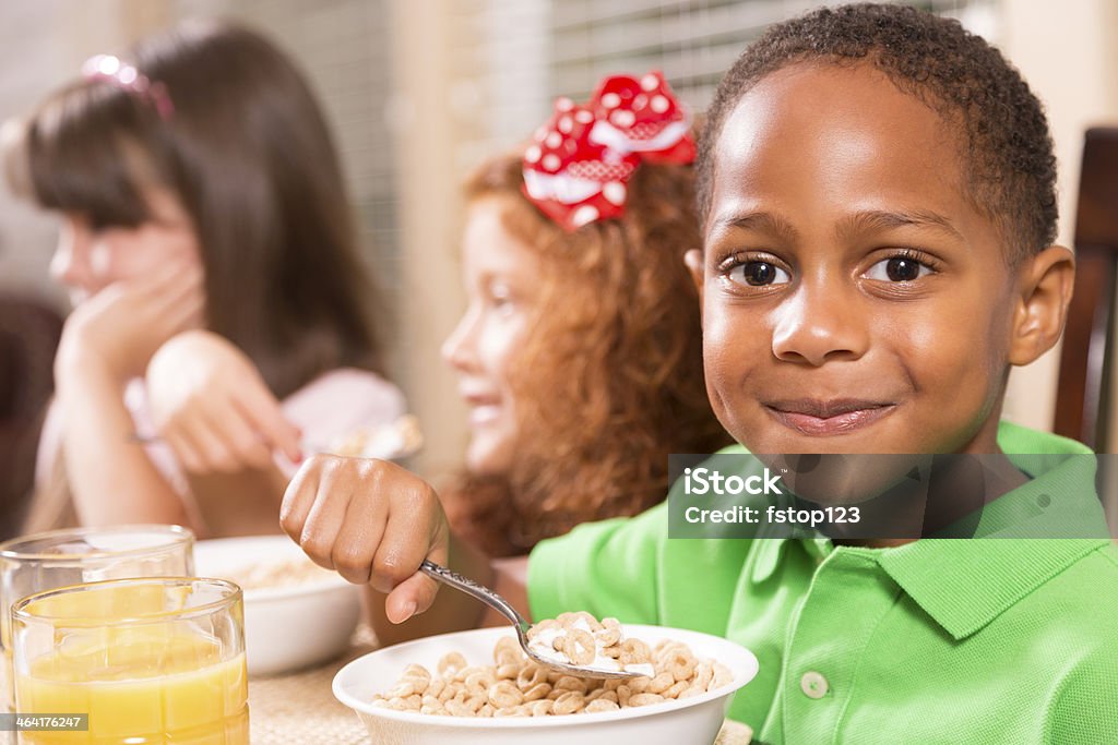 Restauration: Trois multi-ethnique enfants profitant du petit déjeuner en famille. - Photo de Petit déjeuner libre de droits