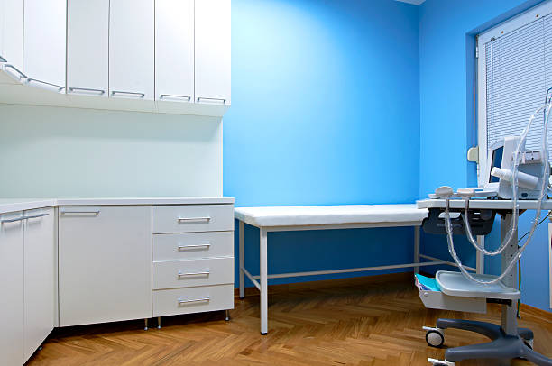 consulting zimmer - doctors office examination room examination table office stock-fotos und bilder