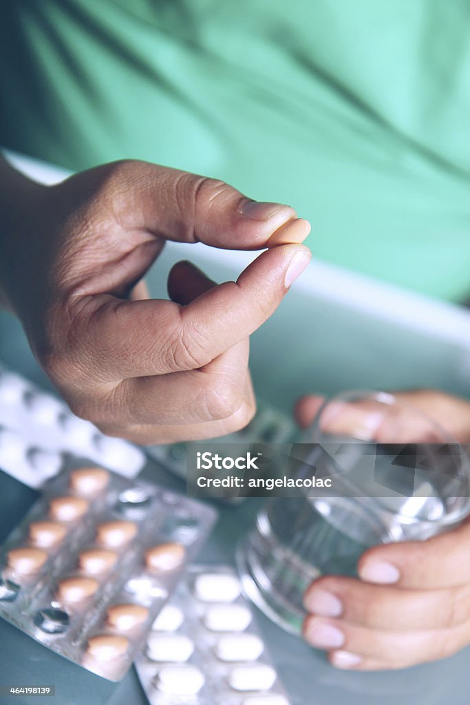 Hombre toma medicamento - Foto de stock de Agotamiento libre de derechos