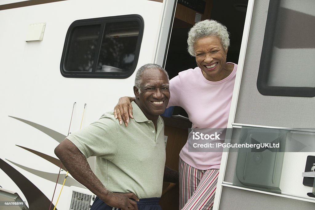 Pareja con su RV - Foto de stock de Autocaravana libre de derechos