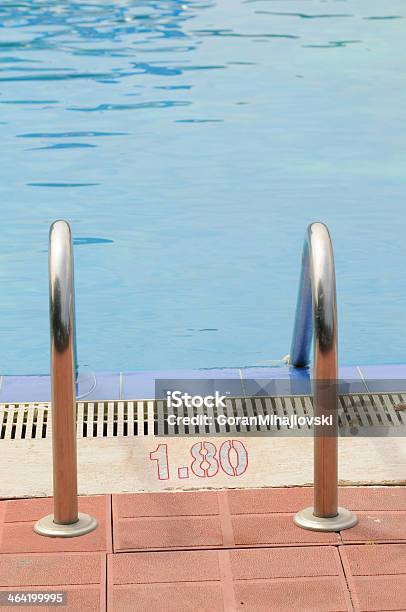 Piscina Barras De Apoyo Foto de stock y más banco de imágenes de Accesibilidad - Accesibilidad, Agua, Aire libre