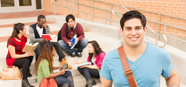 la educación: latin descenso college de estudiantes en el campus. - men latin american and hispanic ethnicity young men smiling fotografías e imágenes de stock