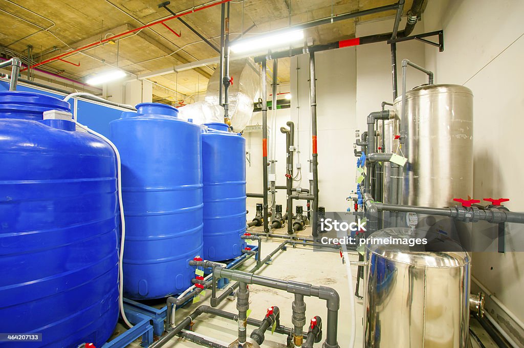 Estación de bombeo de agua y tuberías industriales interior - Foto de stock de Arquitectura exterior libre de derechos