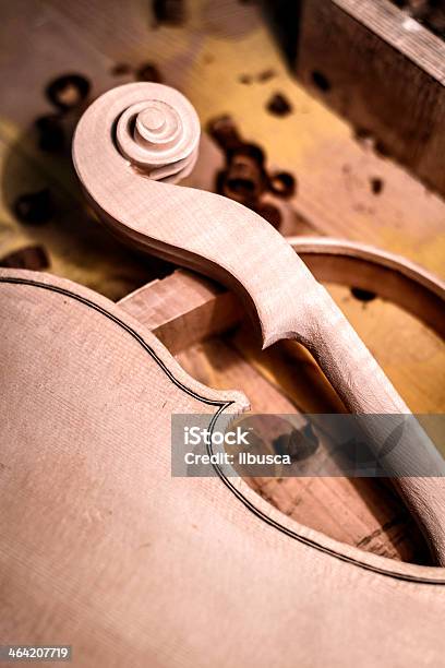 Il Violino Maker Di Laboratorio - Fotografie stock e altre immagini di Abilità - Abilità, Ambientazione interna, Arti e mestieri