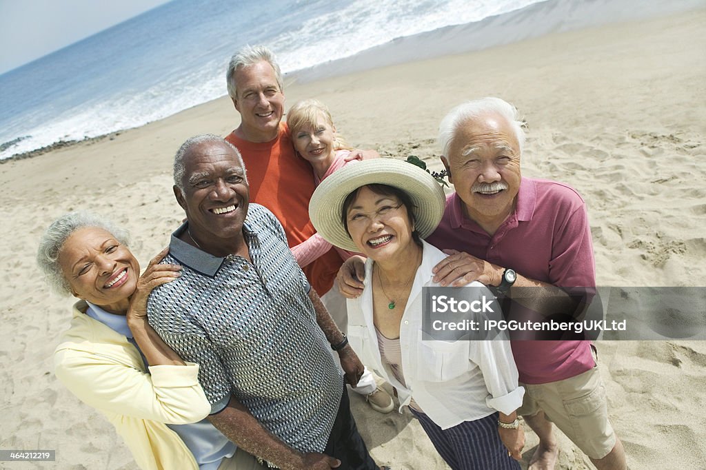 Grupo de amigos en la playa - Foto de stock de Grupo multiétnico libre de derechos