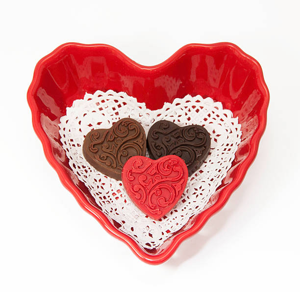 tres chocolate en forma de corazón de san valentín en un tazón - doily candy bowl dishware fotografías e imágenes de stock