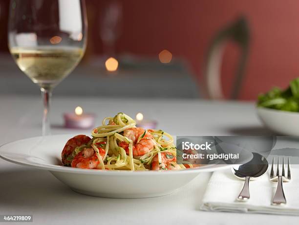 Camarones Linguine Plato Foto de stock y más banco de imágenes de Espagueti - Espagueti, Gambón - Pescado y mariscos, Pasta
