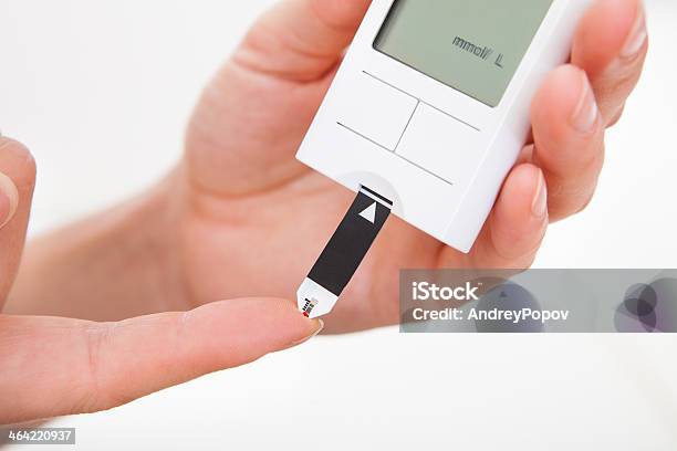 Foto de Teste De Nível De Açúcar No Sangue Máquina e mais fotos de stock de Adulto - Adulto, Açúcar, Controle