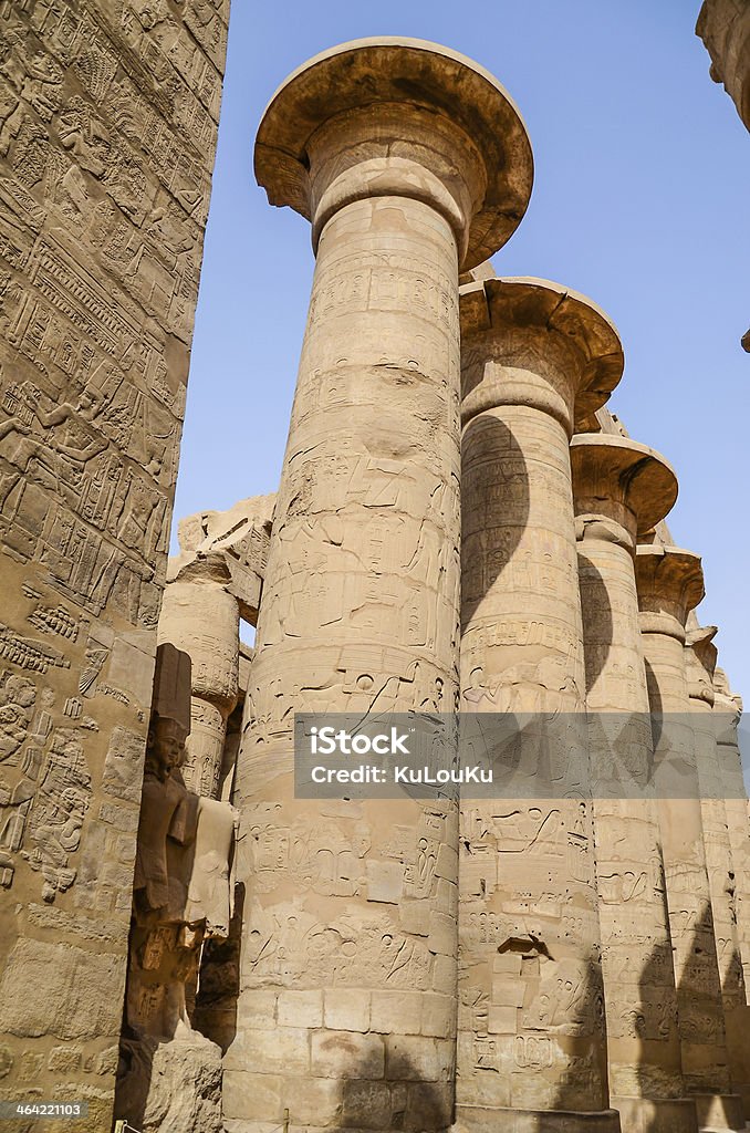 Magníficas columnas de la gran sala hipóstila del - Foto de stock de Aire libre libre de derechos