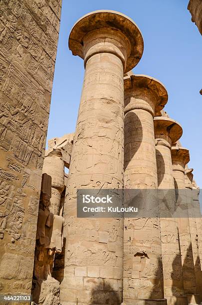 Magníficas Columnas De La Gran Sala Hipóstila Del Foto de stock y más banco de imágenes de Aire libre - Aire libre, Amarillo - Color, Amón