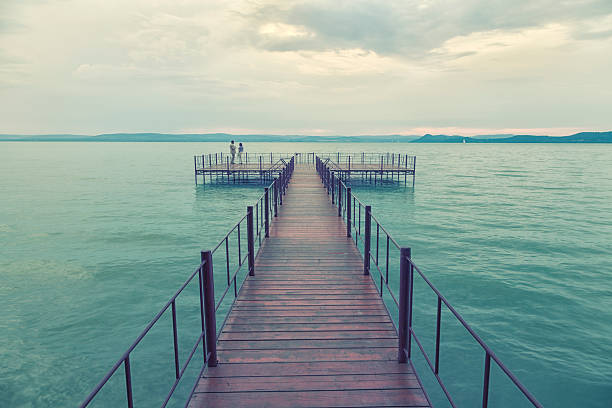 molo i lake - disapear into horizon zdjęcia i obrazy z banku zdjęć