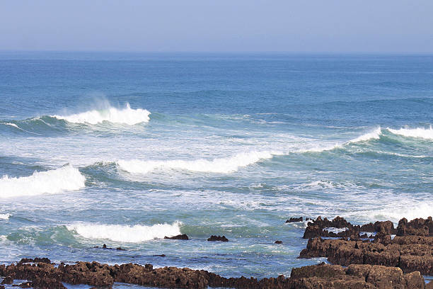 波しぶきを上げる海 - south africa coastline sea wave ストックフォトと画像