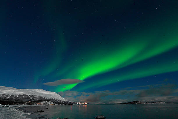 aurora borealis (northern lights) in swedish lappland - fjäll sjö sweden bildbanksfoton och bilder