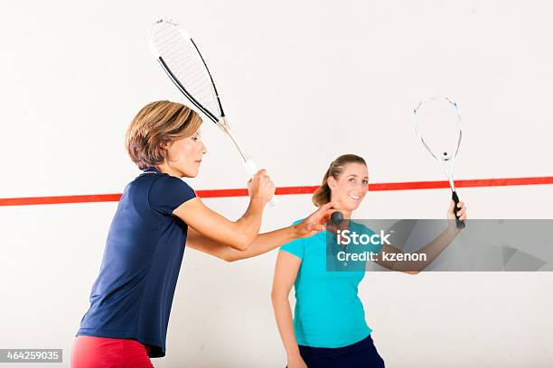 Abóbora Desporto Com Raqueta No Ginásio As Mulheres Concorrência - Fotografias de stock e mais imagens de Adulto