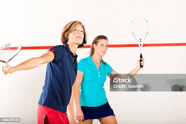 Photo libre de droit de Sport De Raquette De Squash En Salle De Sport Les Femmes Concurrence banque d'images et plus d'images libres de droit de Squash