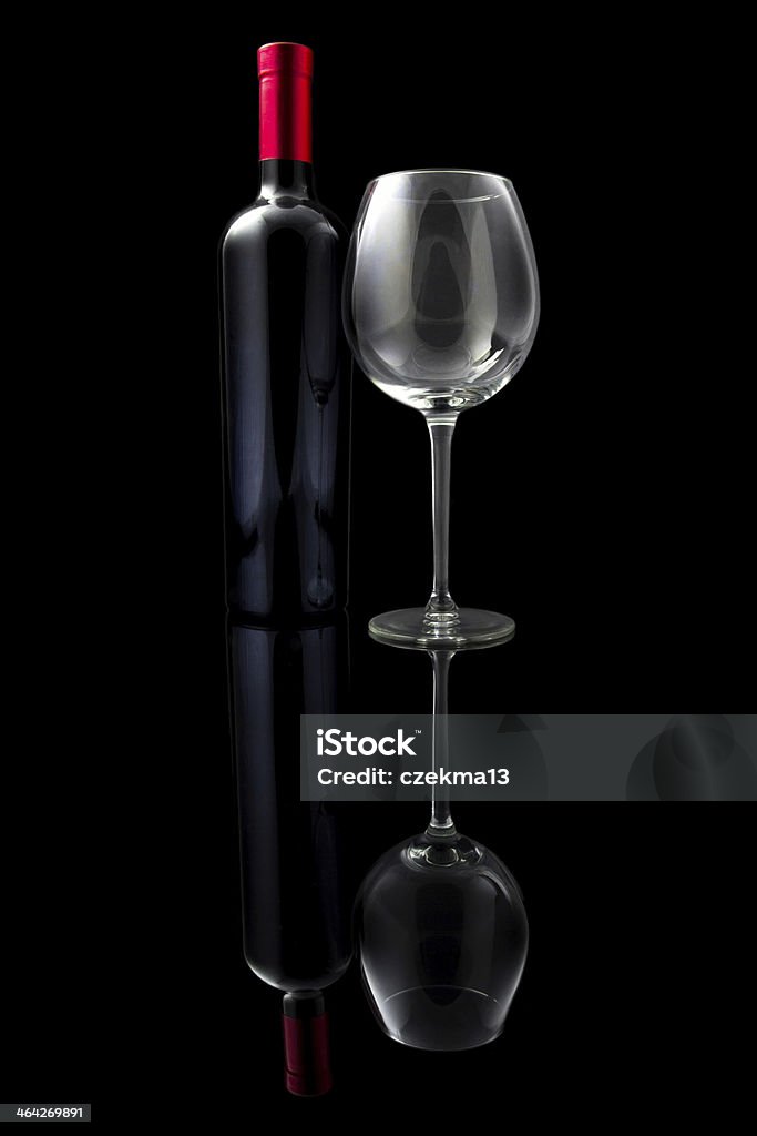Vino tinto y de vidrio vacíos - Foto de stock de Botella de vino libre de derechos