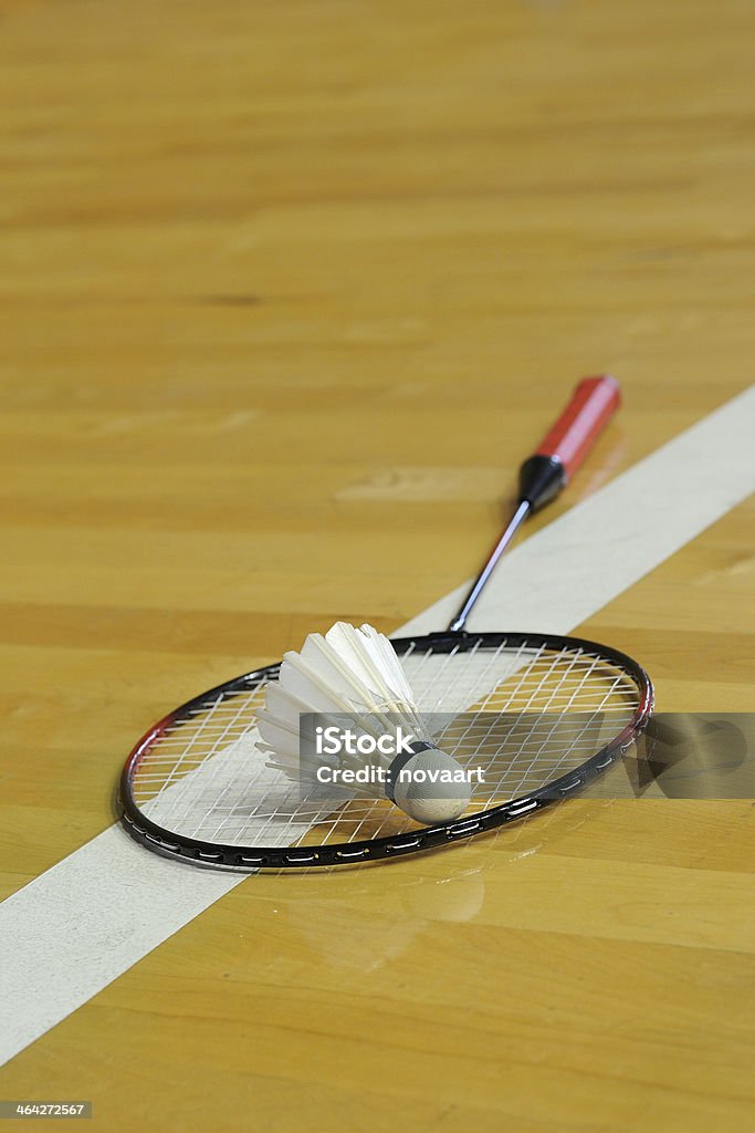 Peteca de badminton Branco estabelece a raquete na academia de ginástica - Foto de stock de Badmínton - Esporte royalty-free