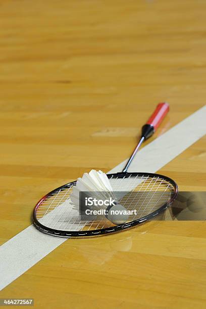 Foto de Peteca De Badminton Branco Estabelece A Raquete Na Academia De Ginástica e mais fotos de stock de Badmínton - Esporte