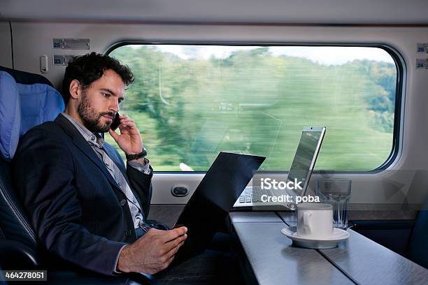 Bussinesman Sie Auf Einen Zug Stockfoto und mehr Bilder von Eisenbahn - Eisenbahn, Laptop, Geschäftsreise