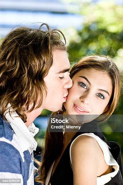 키스 굴절률은 뺨과 2명에 대한 스톡 사진 및 기타 이미지 - 2명, 갈색 머리, 감정