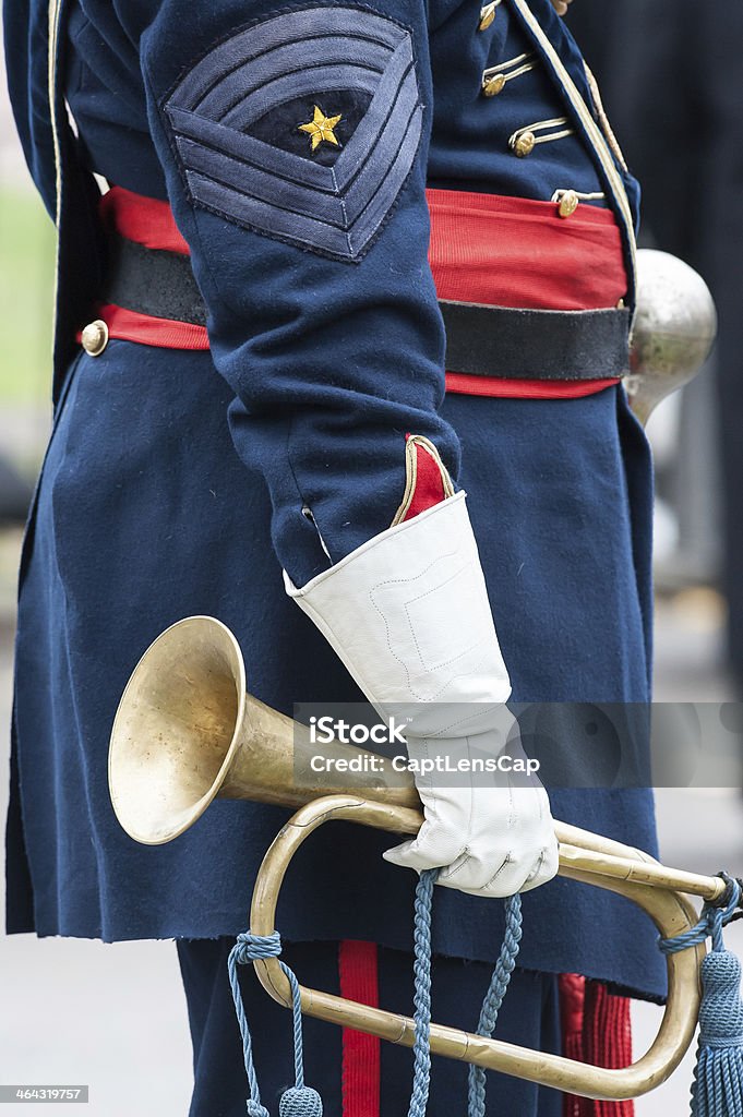 Bandsman in blauer Uniform mit roten Schärpe, die Messing Signalhorn - Lizenzfrei Blasinstrument Stock-Foto