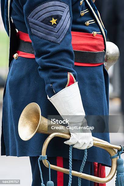 Bandsman In Blauer Uniform Mit Roten Schärpe Die Messing Signalhorn Stockfoto und mehr Bilder von Blasinstrument