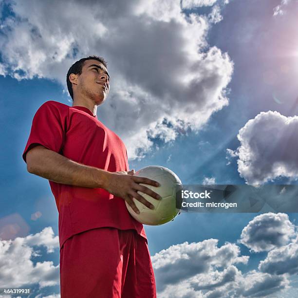 Jugador De Fútbol Foto de stock y más banco de imágenes de Fondo con color - Fondo con color, Jugador de fútbol, Adulto