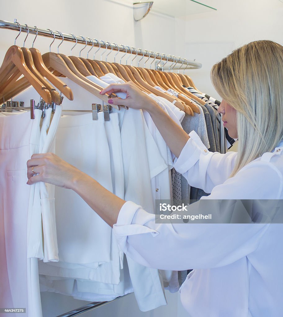 Schöne Junge Frau shopping - Lizenzfrei Attraktive Frau Stock-Foto