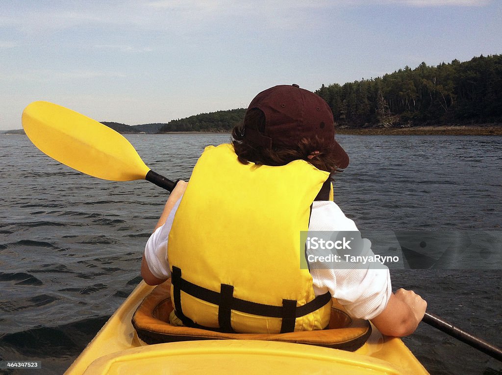 Teen en kayak Bar Harbor - Foto de stock de Actividades recreativas libre de derechos