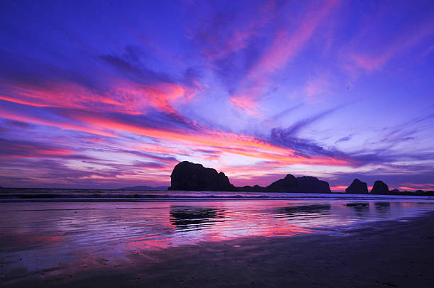 istock Beautiful silhouette sunset at tropical sea 464347595