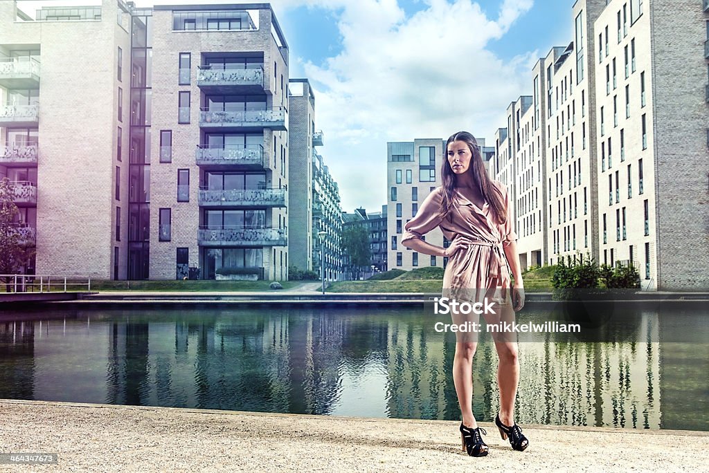 Portret kobiety stojącej w nowej dzielnicy mieszkalnej - Zbiór zdjęć royalty-free (20-29 lat)