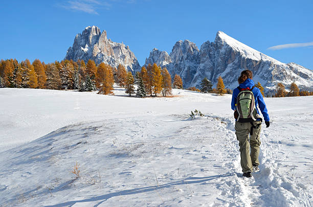 Excursionismo en otoño los alpes dolomíticos - foto de stock