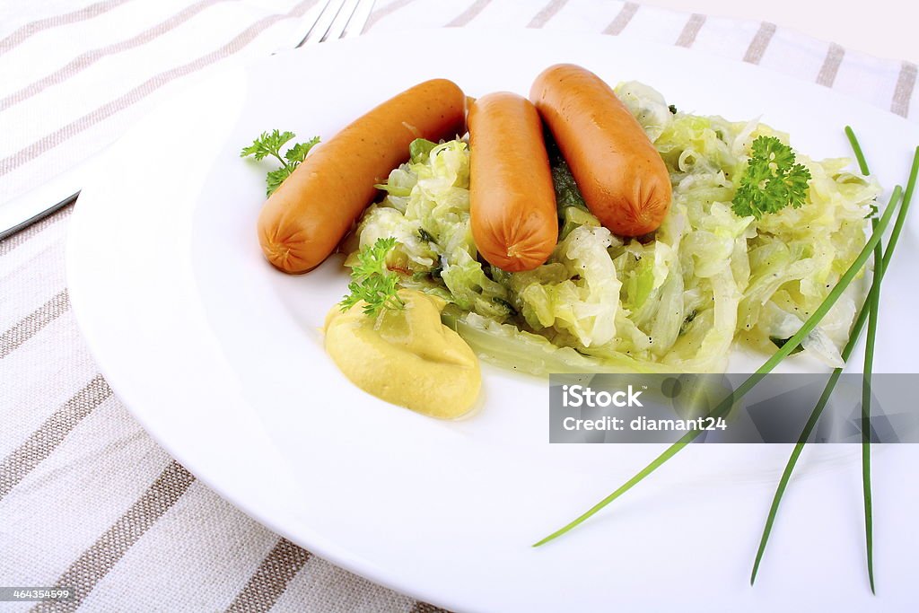 Mini wieners auf gebratenem Kohl, Senf und Schnittlauch - Lizenzfrei Blatt - Pflanzenbestandteile Stock-Foto