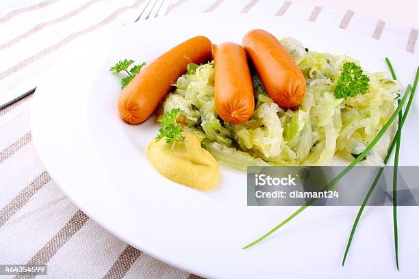 Mini Wieners Auf Gebratenem Kohl Senf Und Schnittlauch Stockfoto und mehr Bilder von Blatt - Pflanzenbestandteile