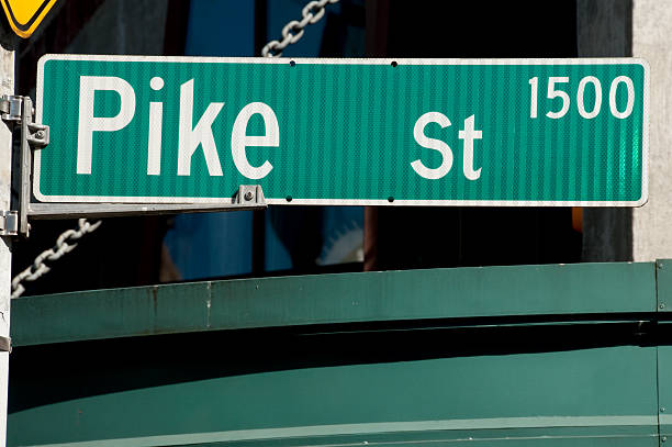 istock Pike Street Sign 464355763