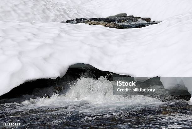 Potok Z Topniejącego Śniegu Pracuje W Śniegubridge - zdjęcia stockowe i więcej obrazów Biały