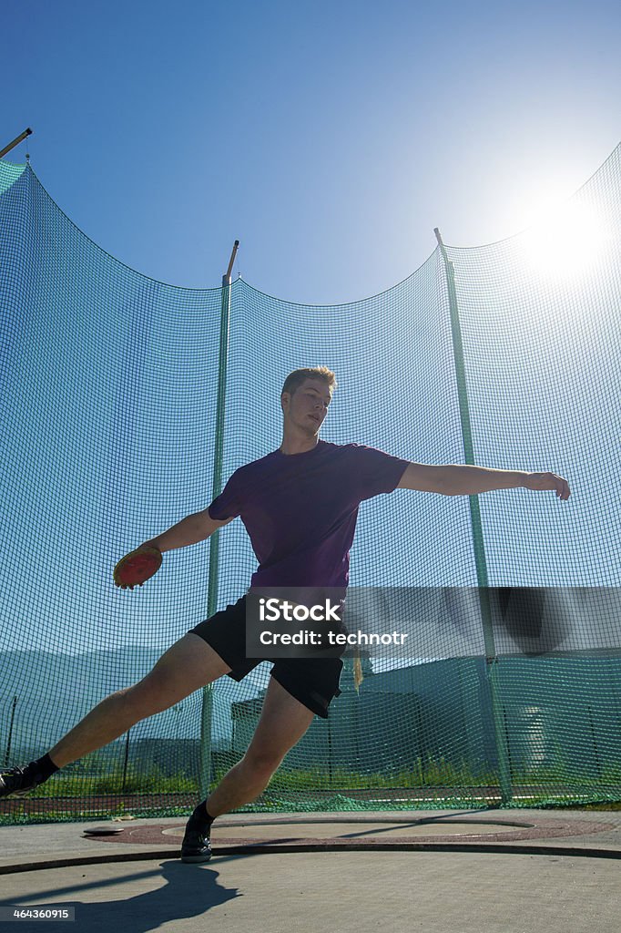 Mężczyzn Rzut dyskiem thrower w działaniu - Zbiór zdjęć royalty-free (Bieg mężczyzn)