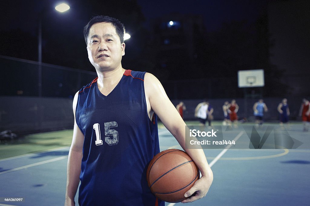 Человек на баскетбольной площадке - Стоковые фото Баскетбол роялти-фри