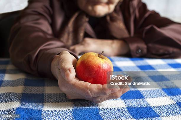 Apple In Mano - Fotografie stock e altre immagini di 80-89 anni - 80-89 anni, Adulto, Adulto in età matura