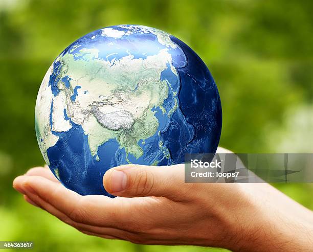 Планета Земля В Руках — стоковые фотографии и другие картинки Глобус - Глобус, Планета Земля, Азия
