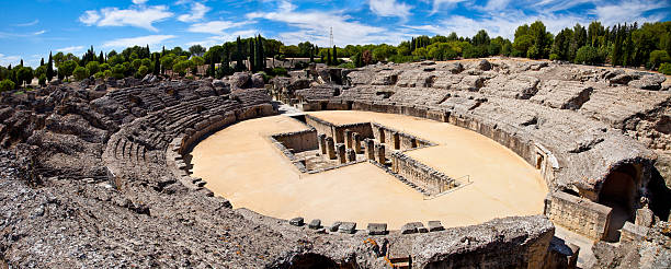 amphithéâtre ruines romaines italiques. séville, espagne - flavian amphitheater photos et images de collection
